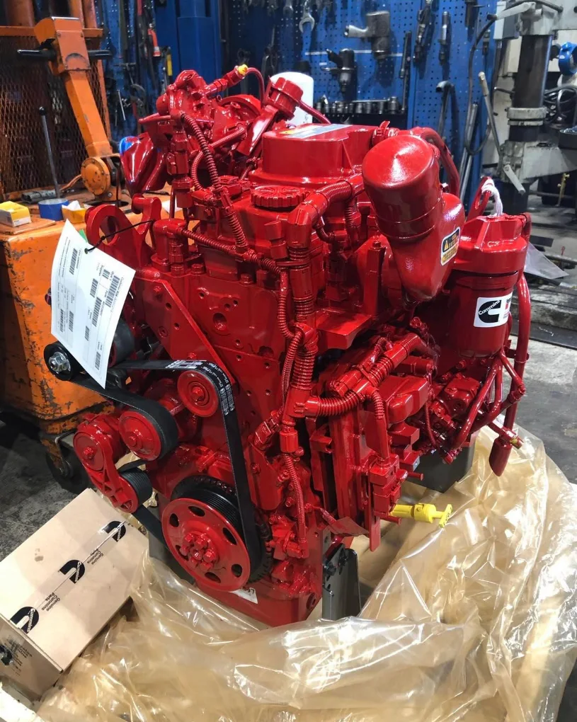 Röd Cummins-motor redo för leverans